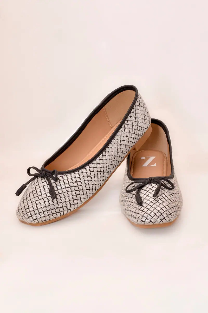 Black & White Weave Bow Ladies Pumps Z 401 – Black & White – angled view | Zainab Designer Abaya