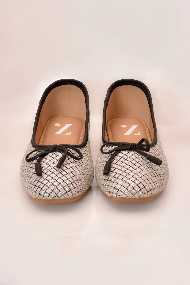 Black & White Weave Bow Ladies Pumps Z 401 – Black & White – detail view | Zainab Designer Abaya
